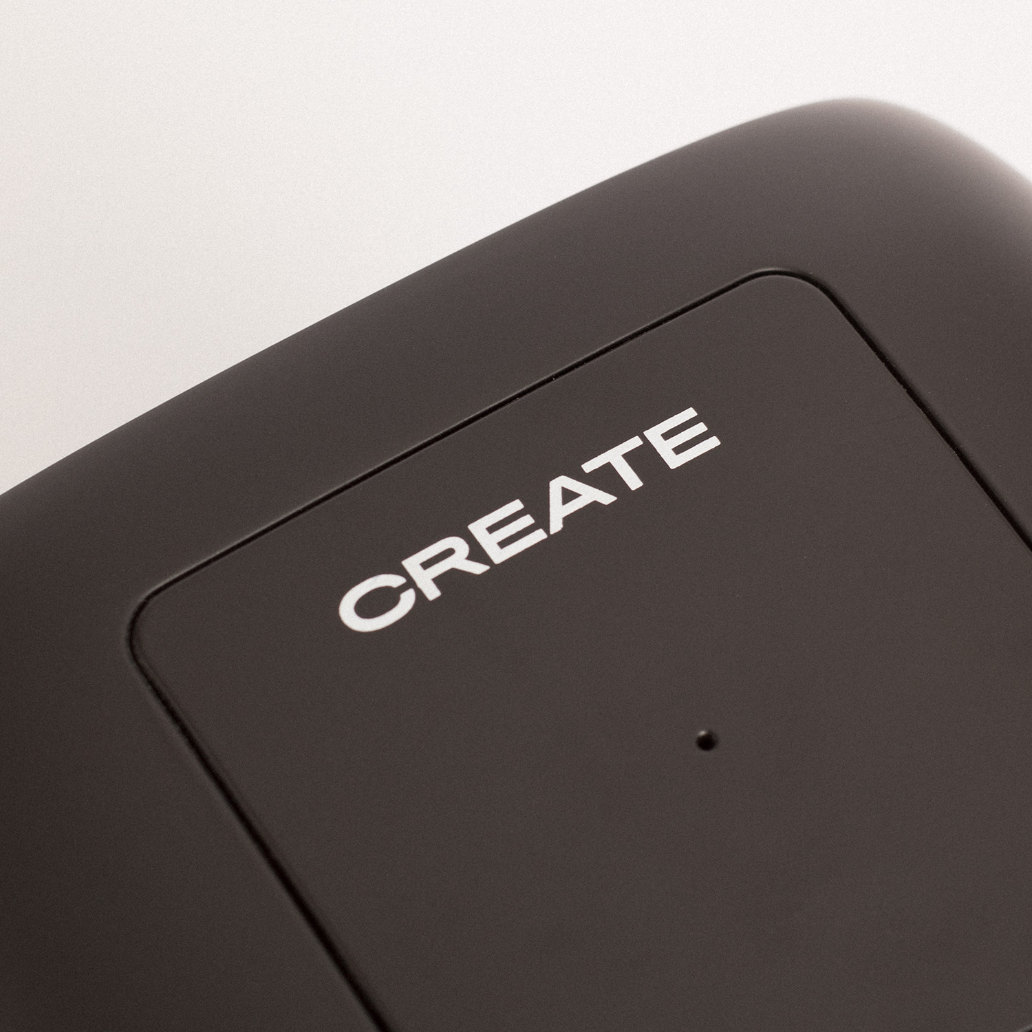 Carcasa negra con texto CREATE en blanco.