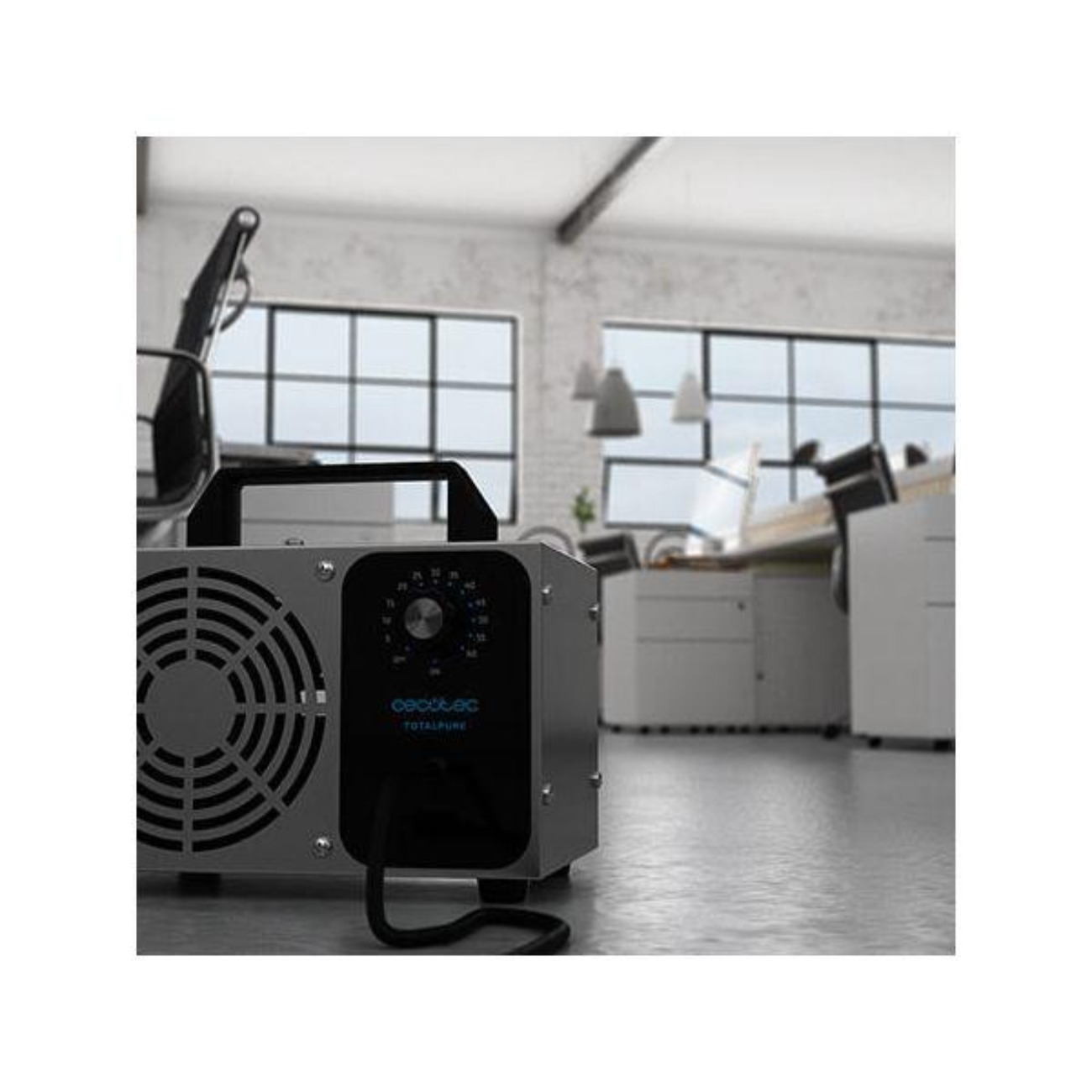 Un purificador de aire plateado con ventilador y panel de control. En una oficina brillante.