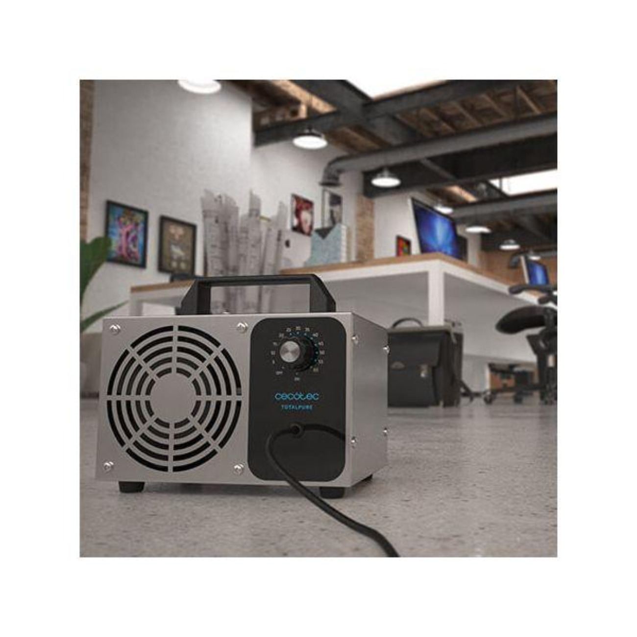 Un purificador de aire en un entorno de oficina, con un panel de control y un cable de alimentación negro.