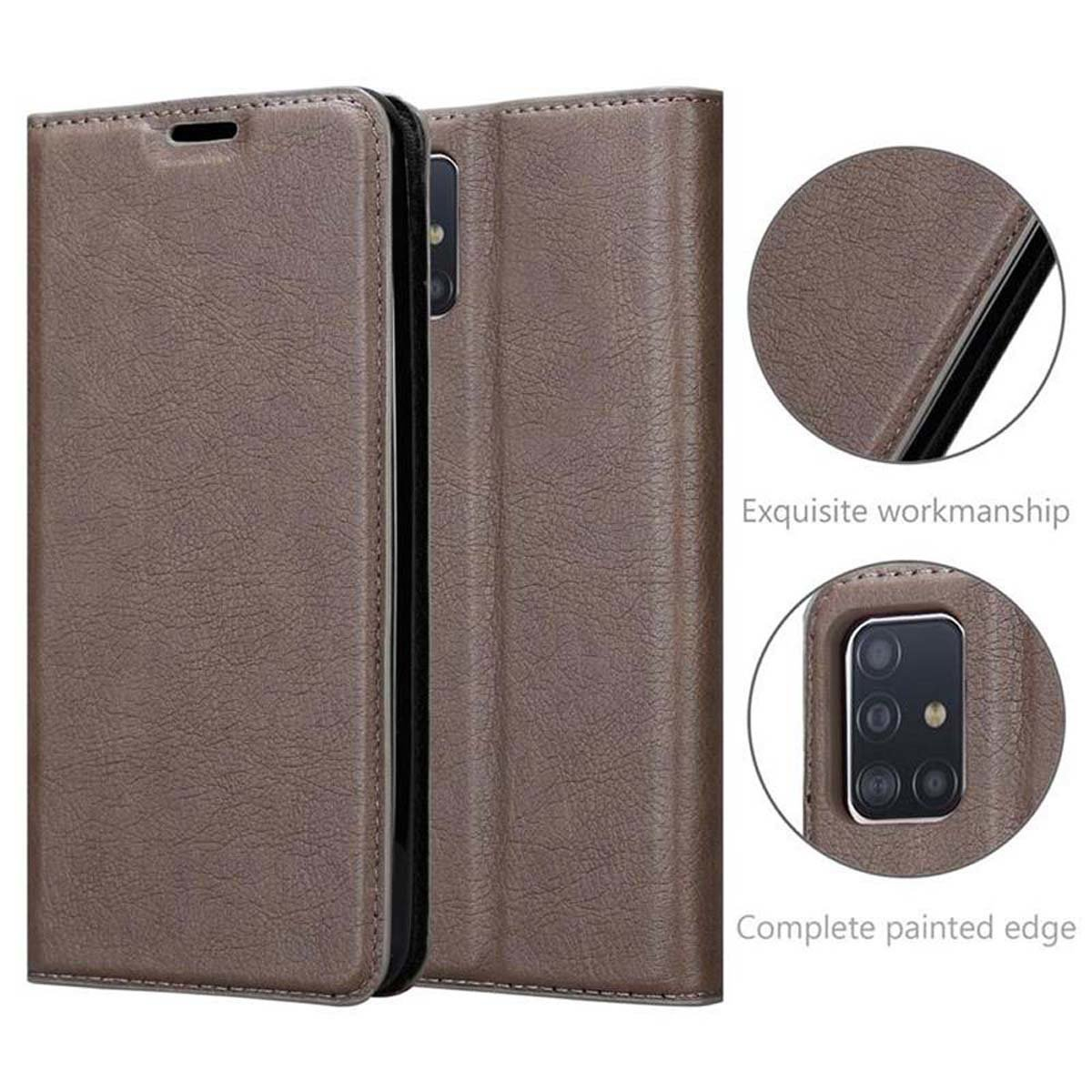 Braune Handyhülle, offen. Exquisite Verarbeitung. Komplett lackierter Rand. Nahaufnahmen. Telefon im Inneren. Das Telefon hat 3 Kameras.