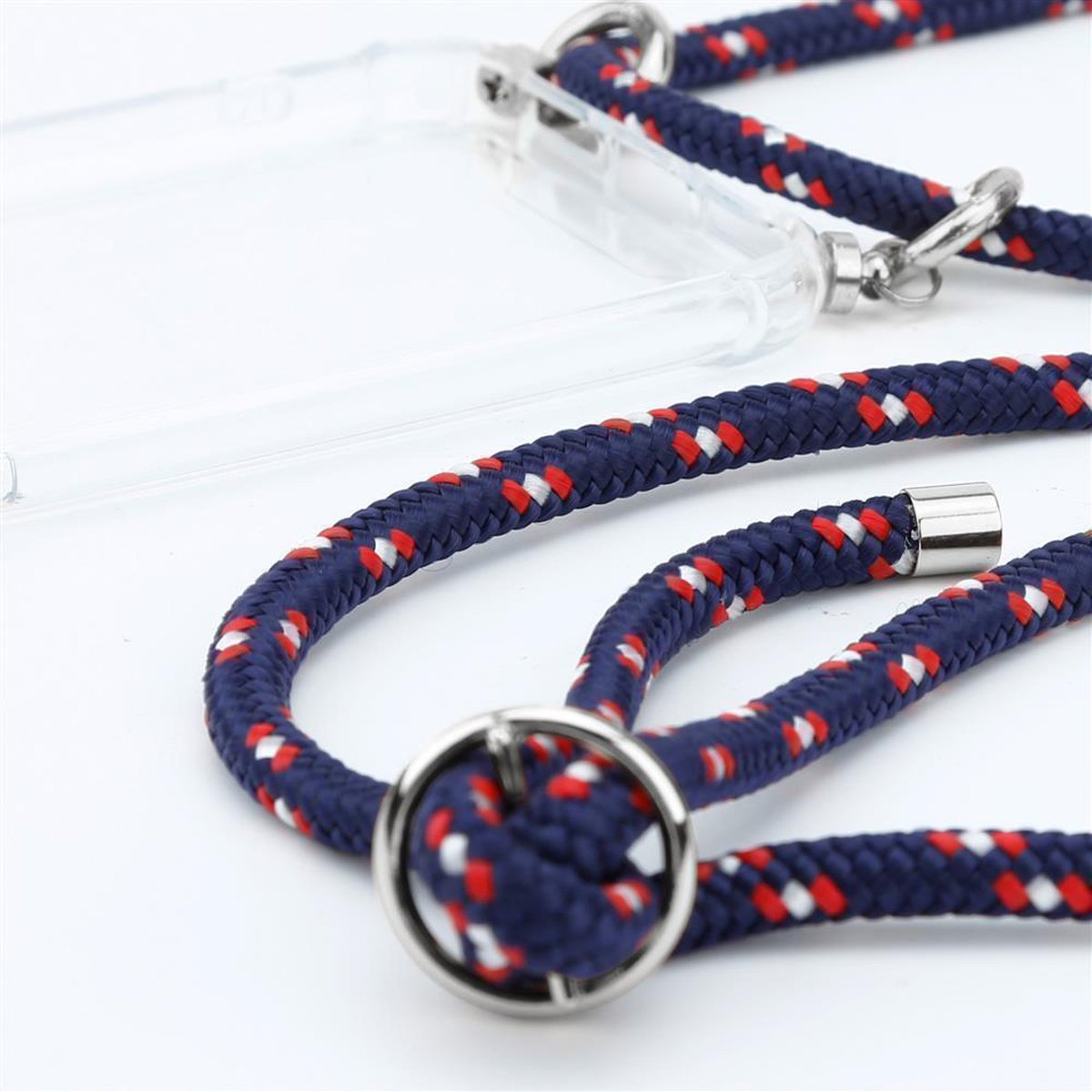 Primo piano di un cinturino per telefono. Ha un design blu, rosso e bianco. Un anello di metallo alle estremità.