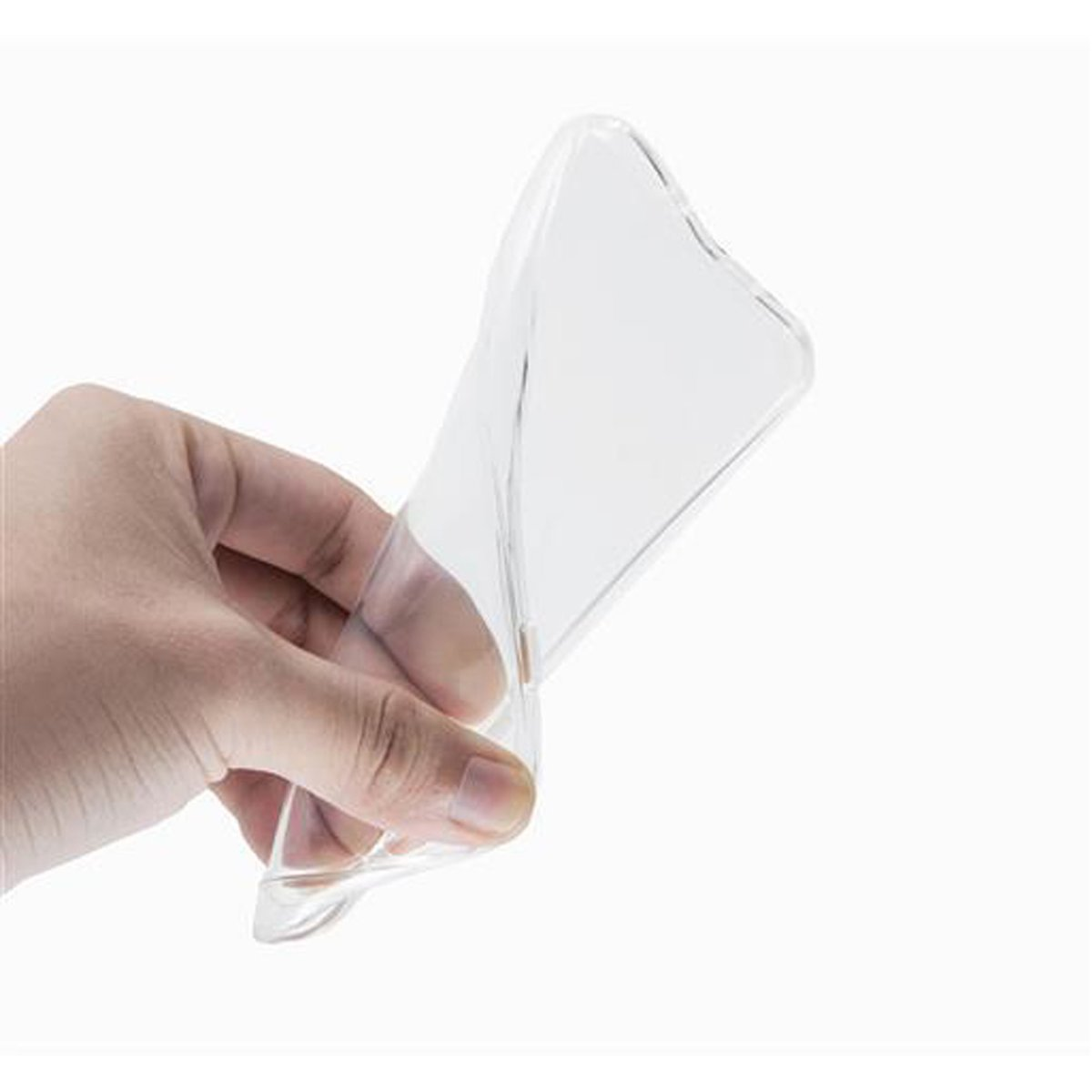Mano sosteniendo una funda transparente para teléfono, ligeramente doblada, sobre fondo blanco.