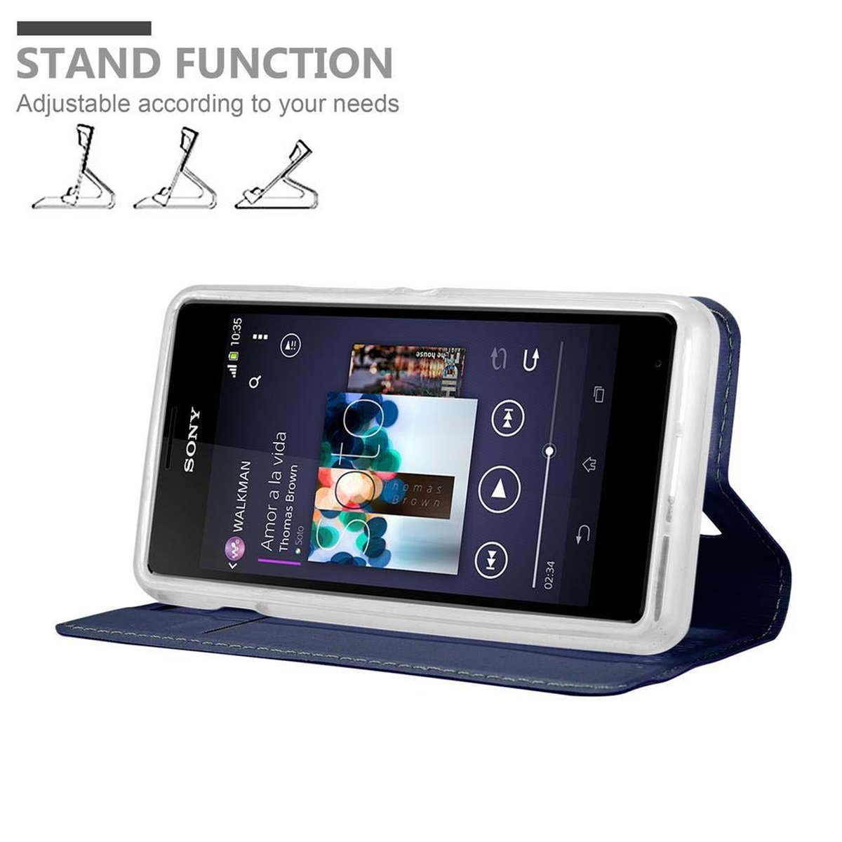 Teléfono en funda azul, apoyado. Pantalla muestra app de música con información y controles.