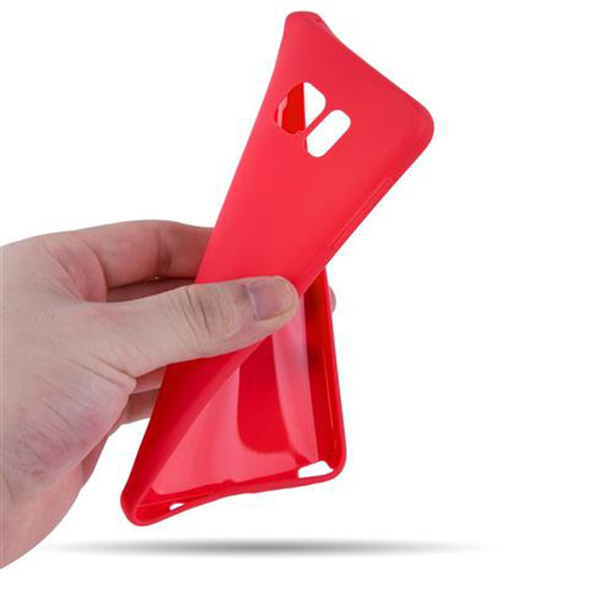 Hand, die eine rote Handyhülle hält. Die Hülle ist gebogen und flexibel mit Aussparungen. Die Hülle ist rot.