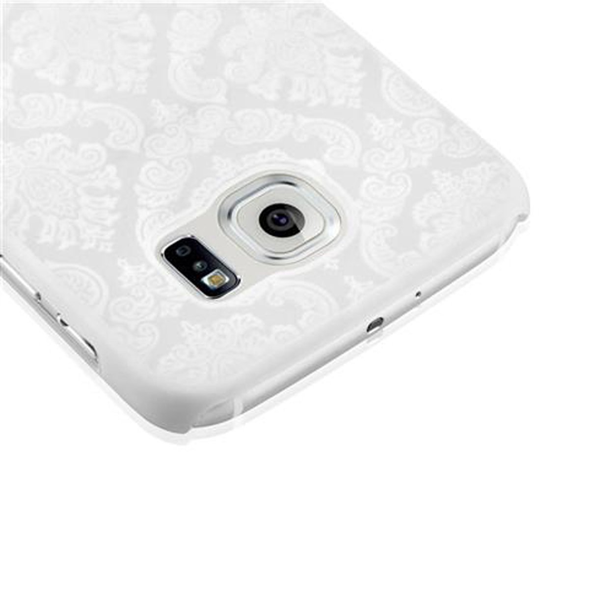 Una custodia per telefono bianca con un design floreale. La custodia ha un'apertura per la fotocamera ed è su una superficie bianca.