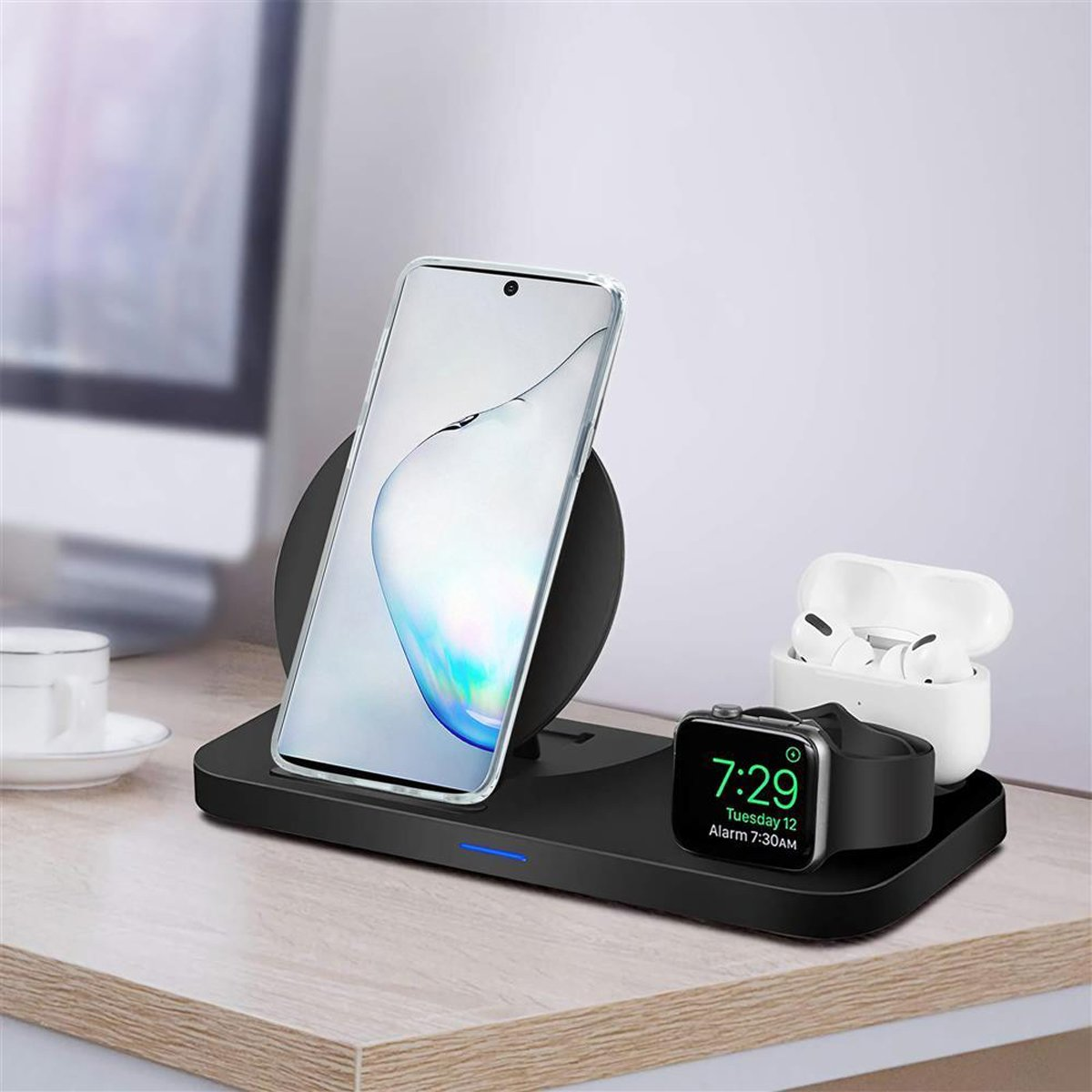 Stazione di ricarica wireless con telefono, auricolari e smartwatch.