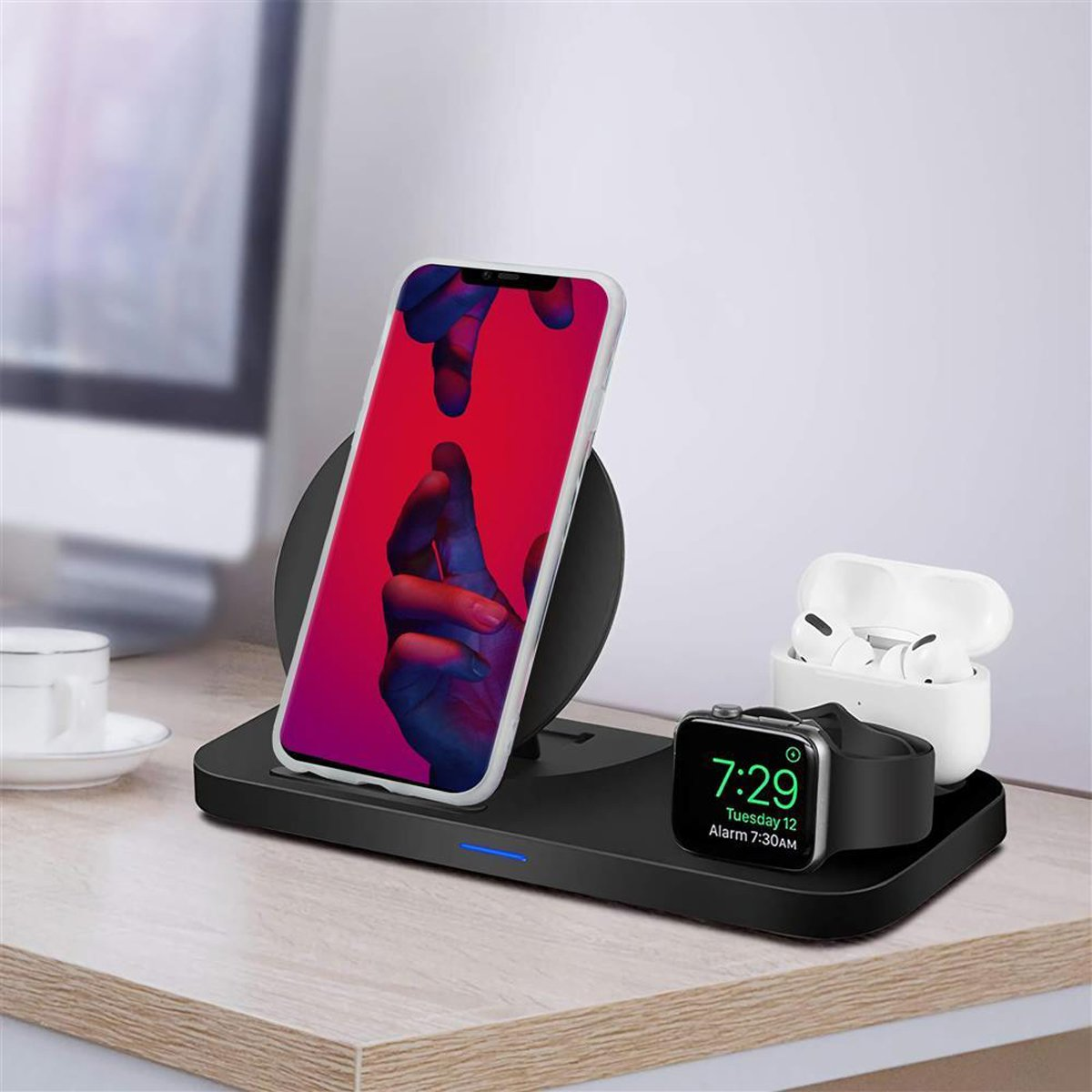 Stazione di ricarica wireless con telefono, orologio e auricolari.