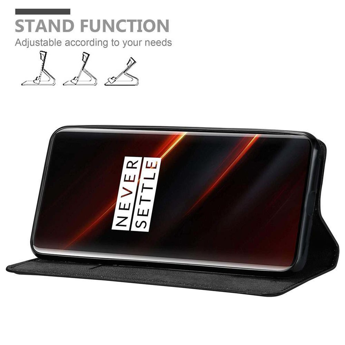Ein Telefon in einer schwarzen Hülle mit Standfunktion. Der Bildschirm zeigt 'NEVER SETTLE' in Weiß.