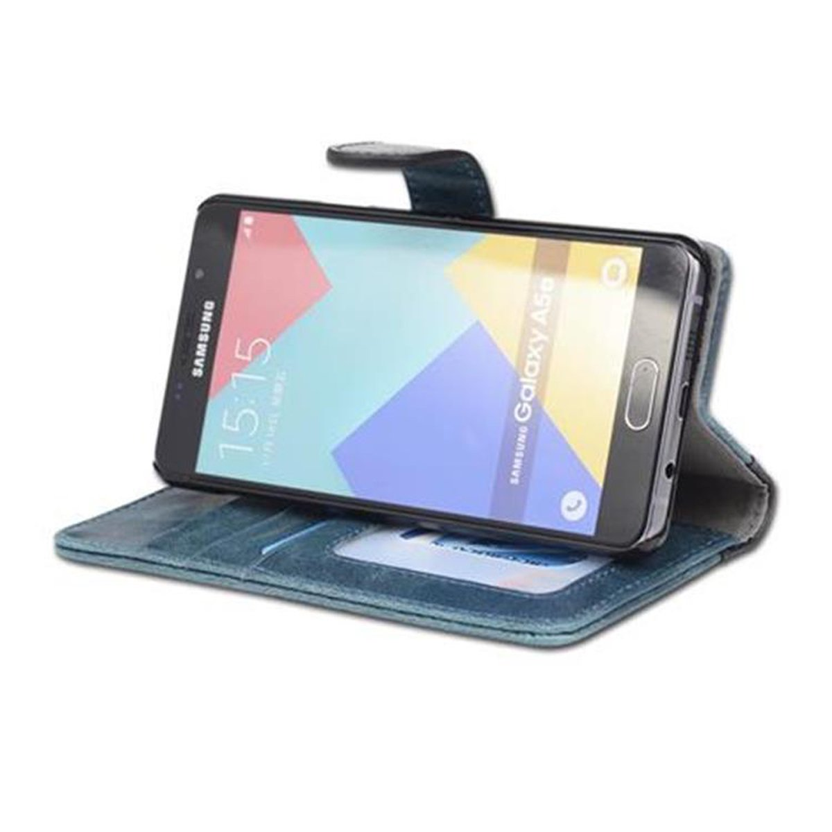 Teléfono Samsung negro en una funda azul, abierto, mostrando la pantalla y una tarjeta. El fondo es blanco.