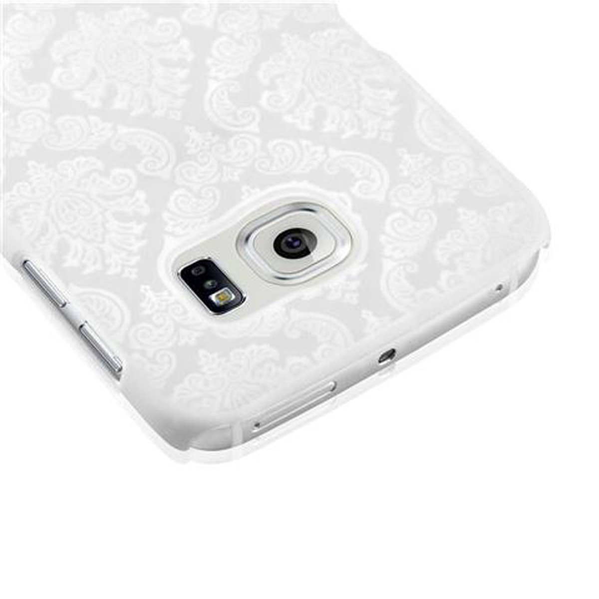 Una custodia per telefono bianca a fantasia. Lo sfondo è una superficie bianca. La fotocamera del telefono è visibile.