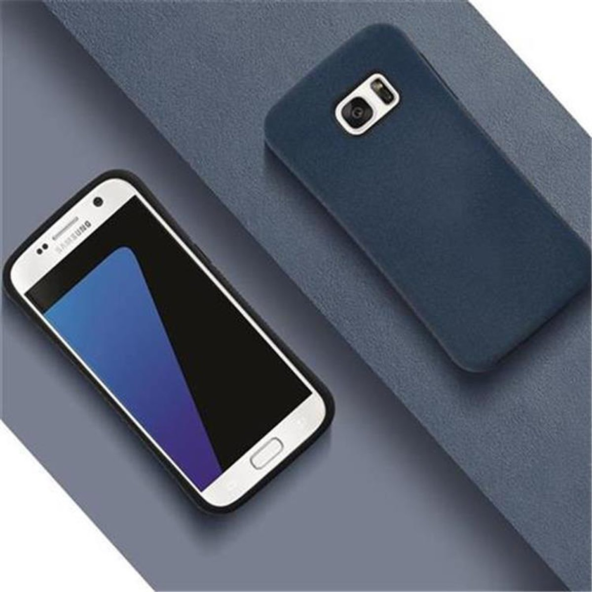 Due telefoni con custodie. Un telefono bianco con schermo blu. L'altro è blu navy.