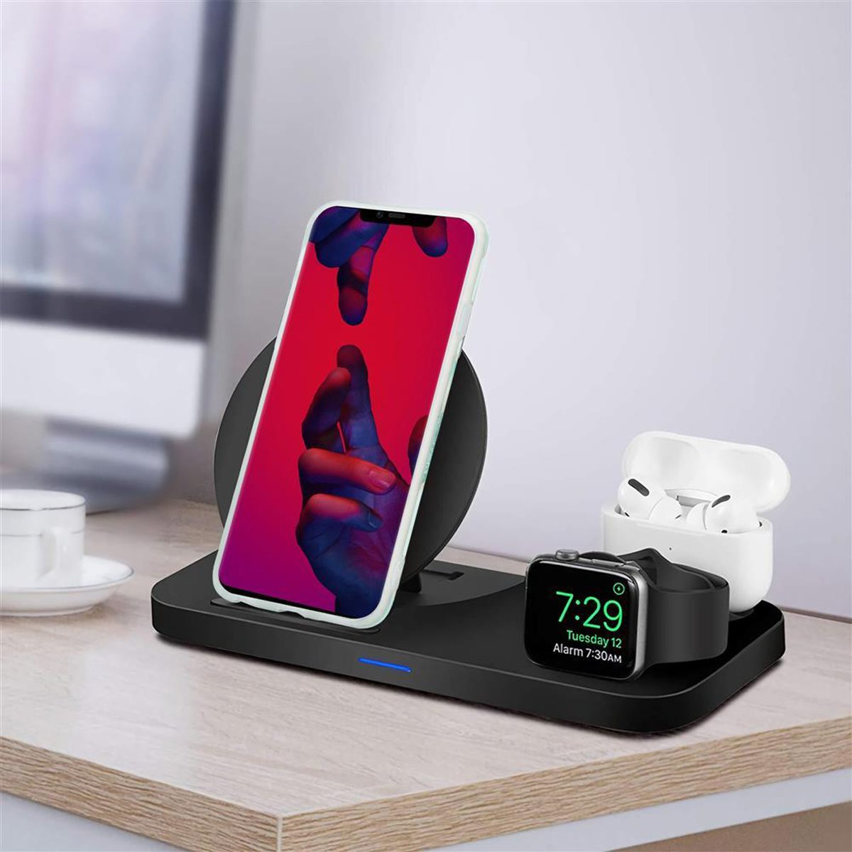 Stazione di ricarica wireless con telefono, orologio e auricolari. Configurazione da scrivania.