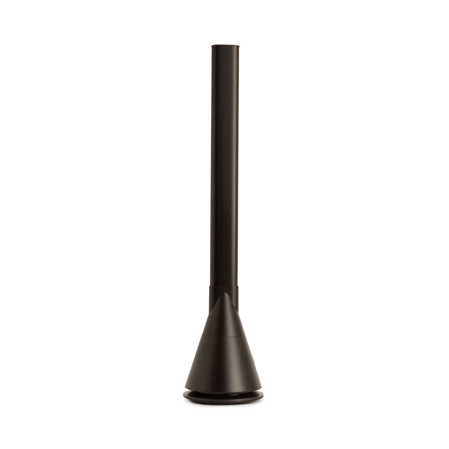 Una antena negra con un cono y un poste largo. Fondo blanco.