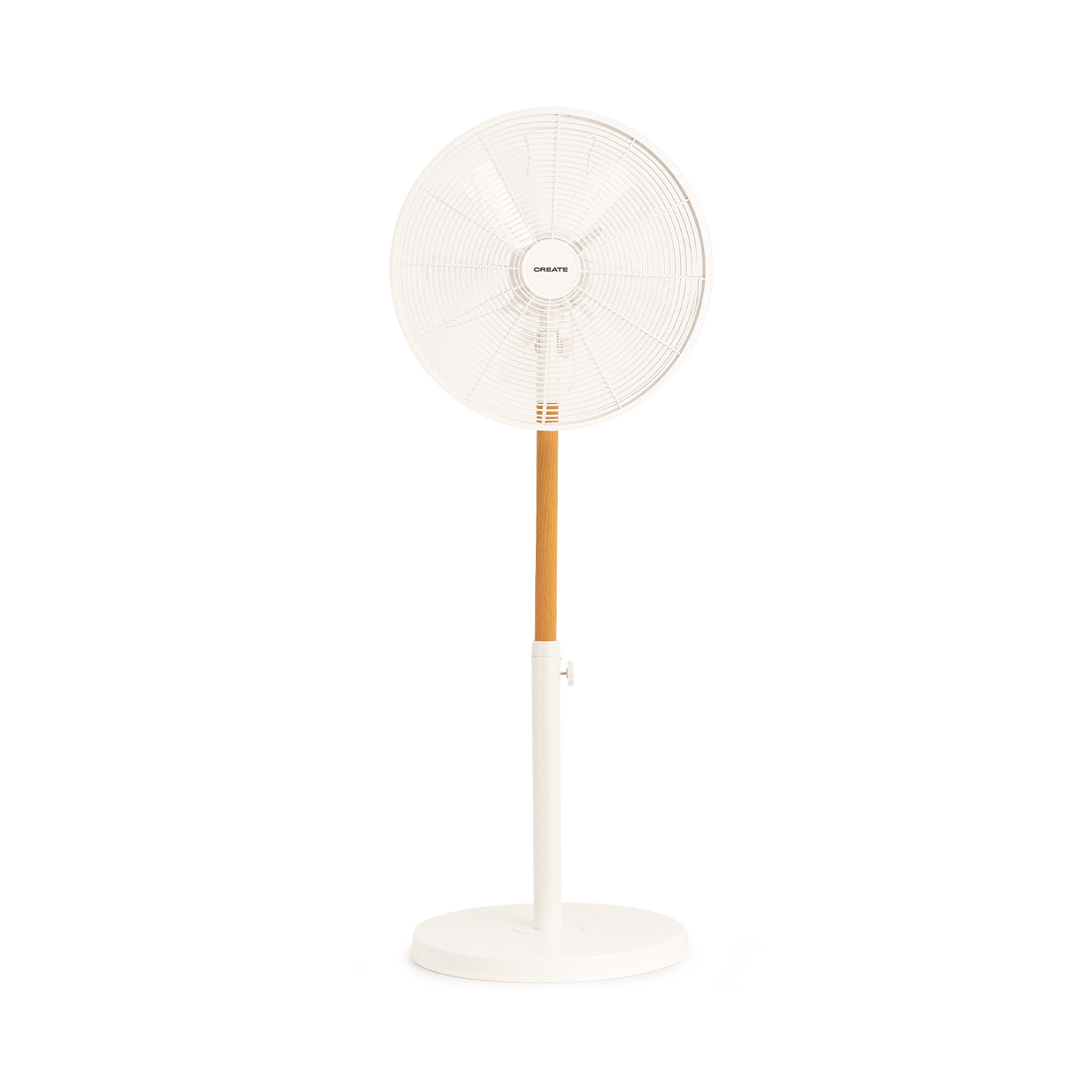 Ventilador de pie blanco sobre fondo blanco. El ventilador tiene un poste de madera y una base redonda.