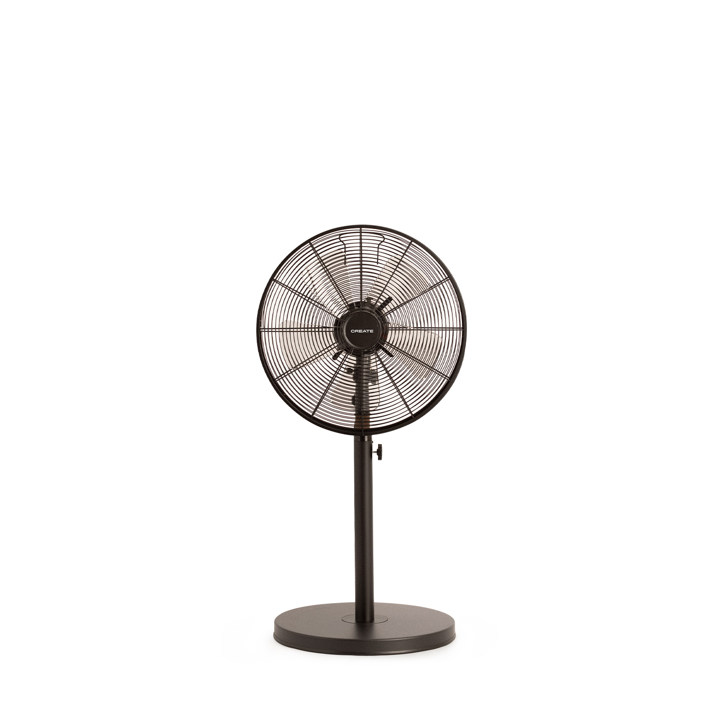 Ventilador de pedestal negro. Tiene base redonda y ventilador circular con logo CREATE.