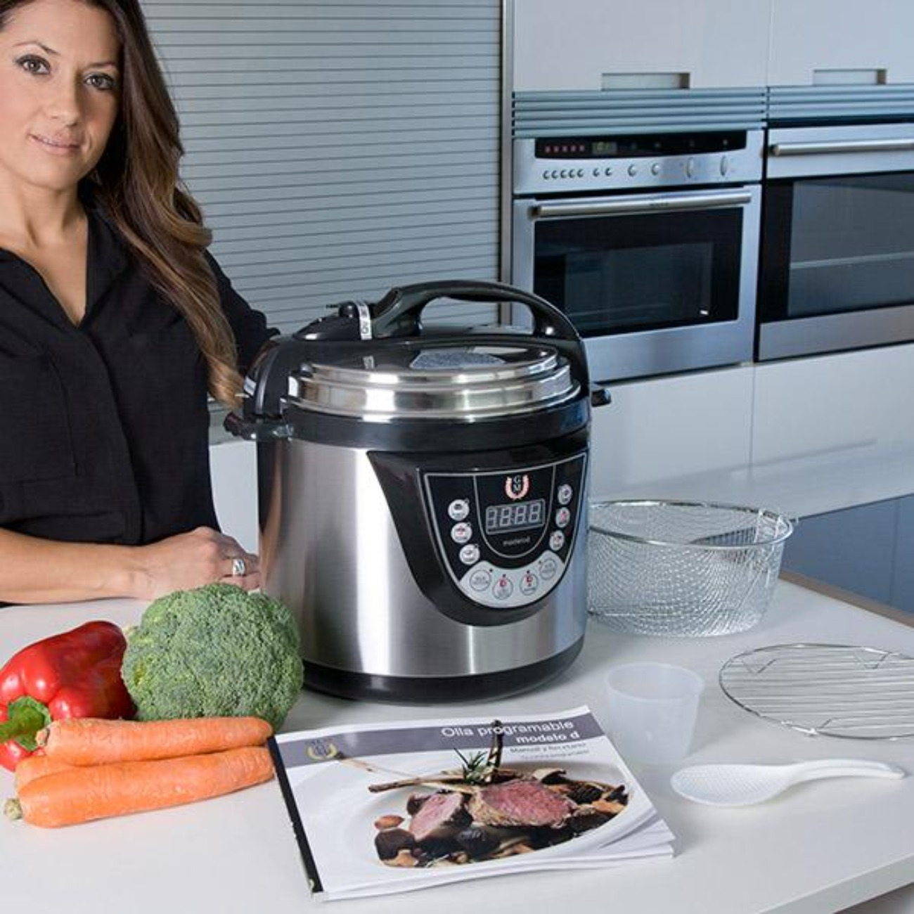 Donna in piedi accanto a una pentola a pressione programmabile con verdure e utensili da cucina sul tavolo.