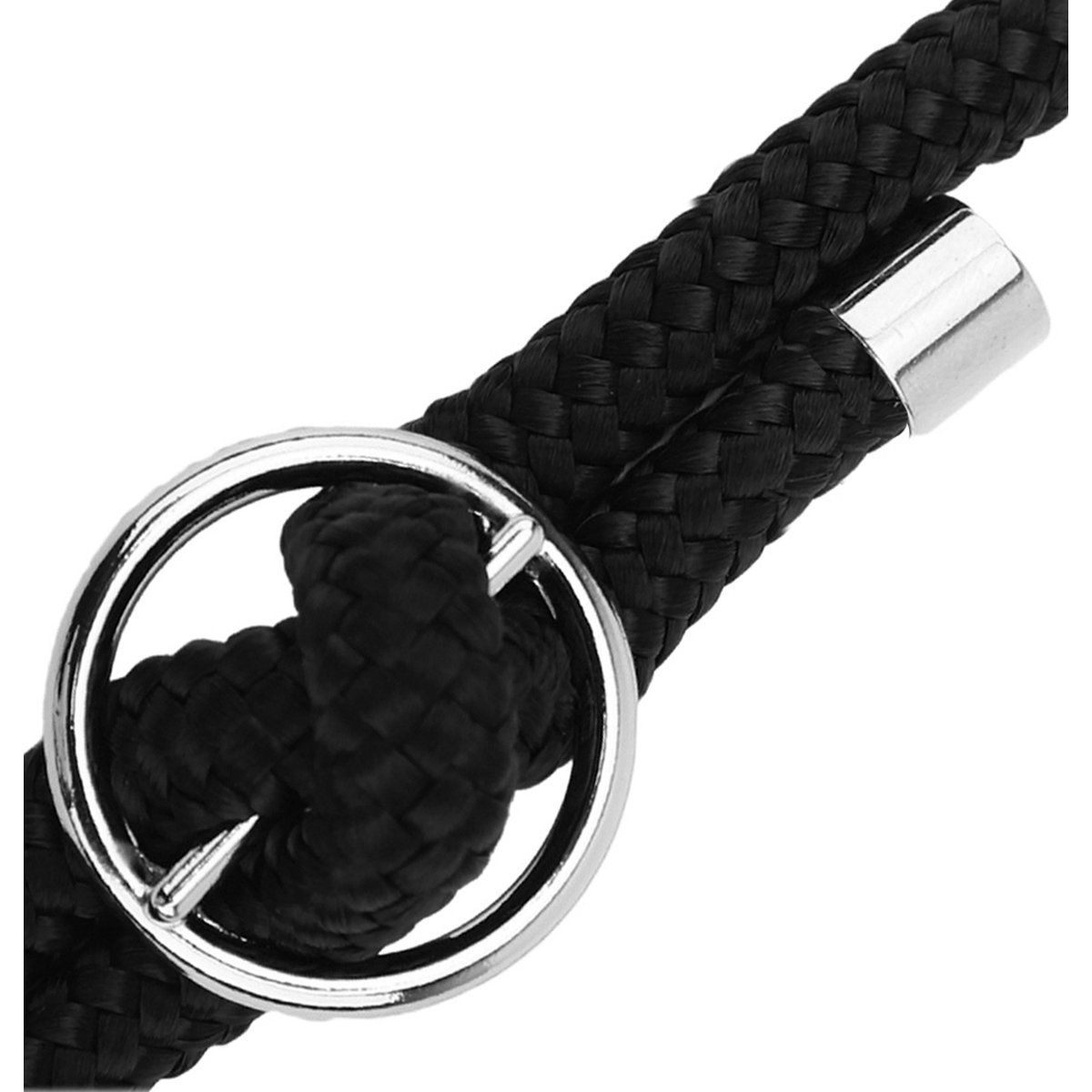 Nahaufnahme eines schwarzen geflochtenen Kordels mit Metallring. Das Kabel ist dunkelgrün, der Ring silbern.