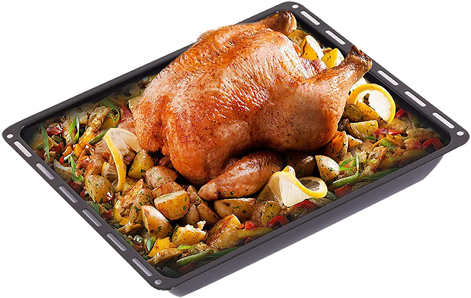 Gebratenes Hähnchen in einer schwarzen Backform, umgeben von Bratkartoffeln und Zitronenscheiben.