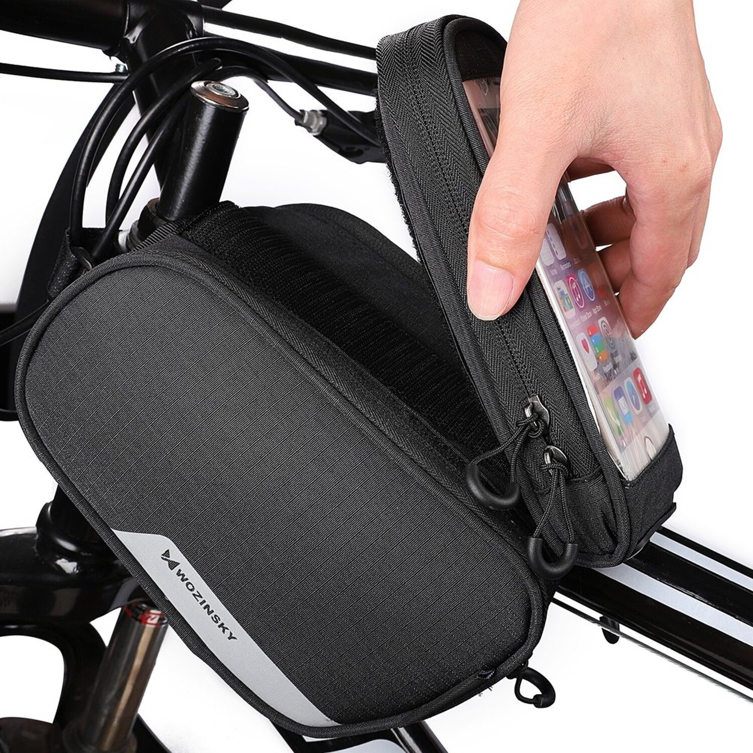 Schwarze Fahrradtasche mit Telefon, Hand öffnet Tasche.
