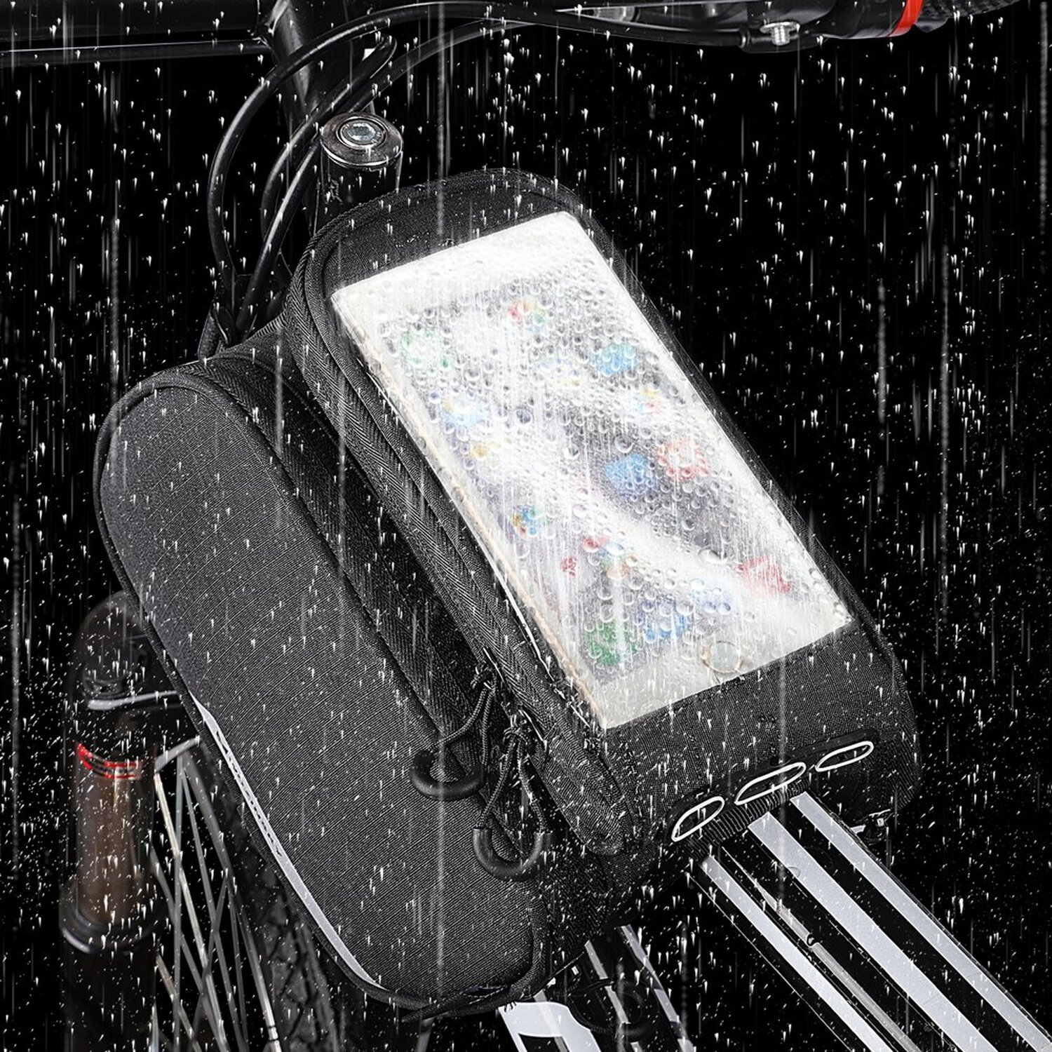 Eine schwarze Fahrradtasche mit einem transparenten Telefonhalter ist am Lenker montiert, Wassertropfen fallen auf den Bildschirm.