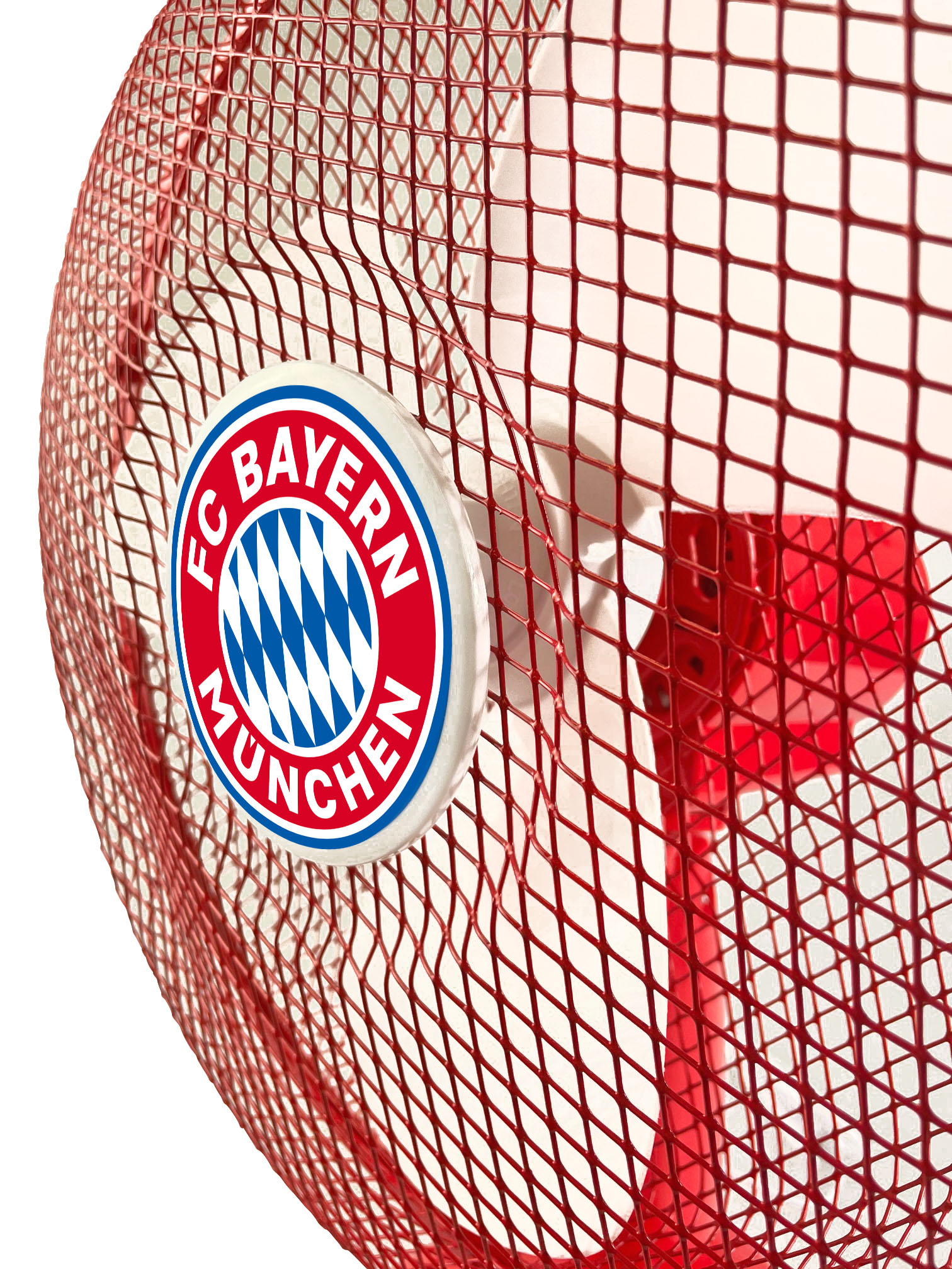 Czerwony wentylator z logo FC Bayern Monachium jest pokazany z bliska. Czerwona kratka zakrywa ostrza.