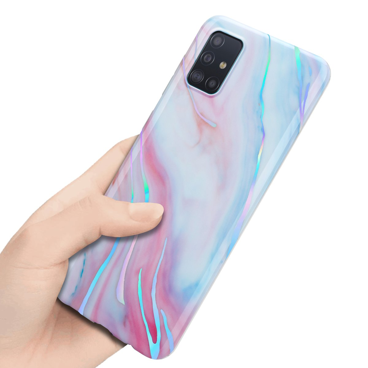 Una mano che tiene una custodia per telefono con un motivo marmorizzato. La custodia ha disegni marmorizzati rosa, viola e blu.