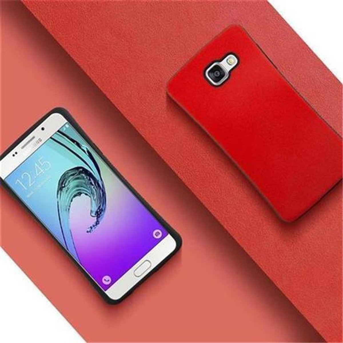Teléfono en superficie roja, pantalla muestra la hora. Funda roja al lado.