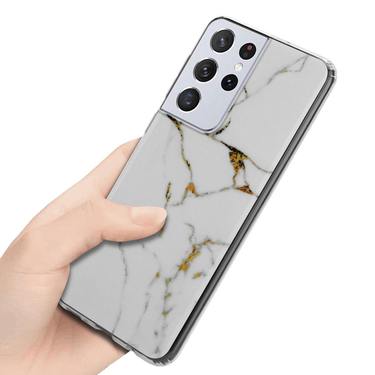 Mano che tiene un telefono con una custodia in marmo bianco con venature dorate. Il telefono ha più fotocamere.