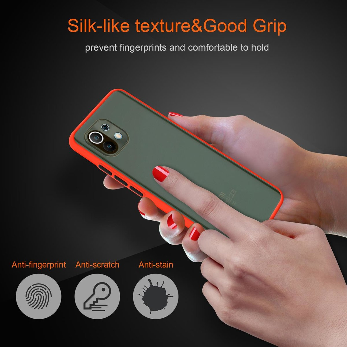 Una mano che tiene un telefono in una custodia rossa e nera. Testo: 'Silk-like texture&Good Grip' e 'Anti-fingerprint'.