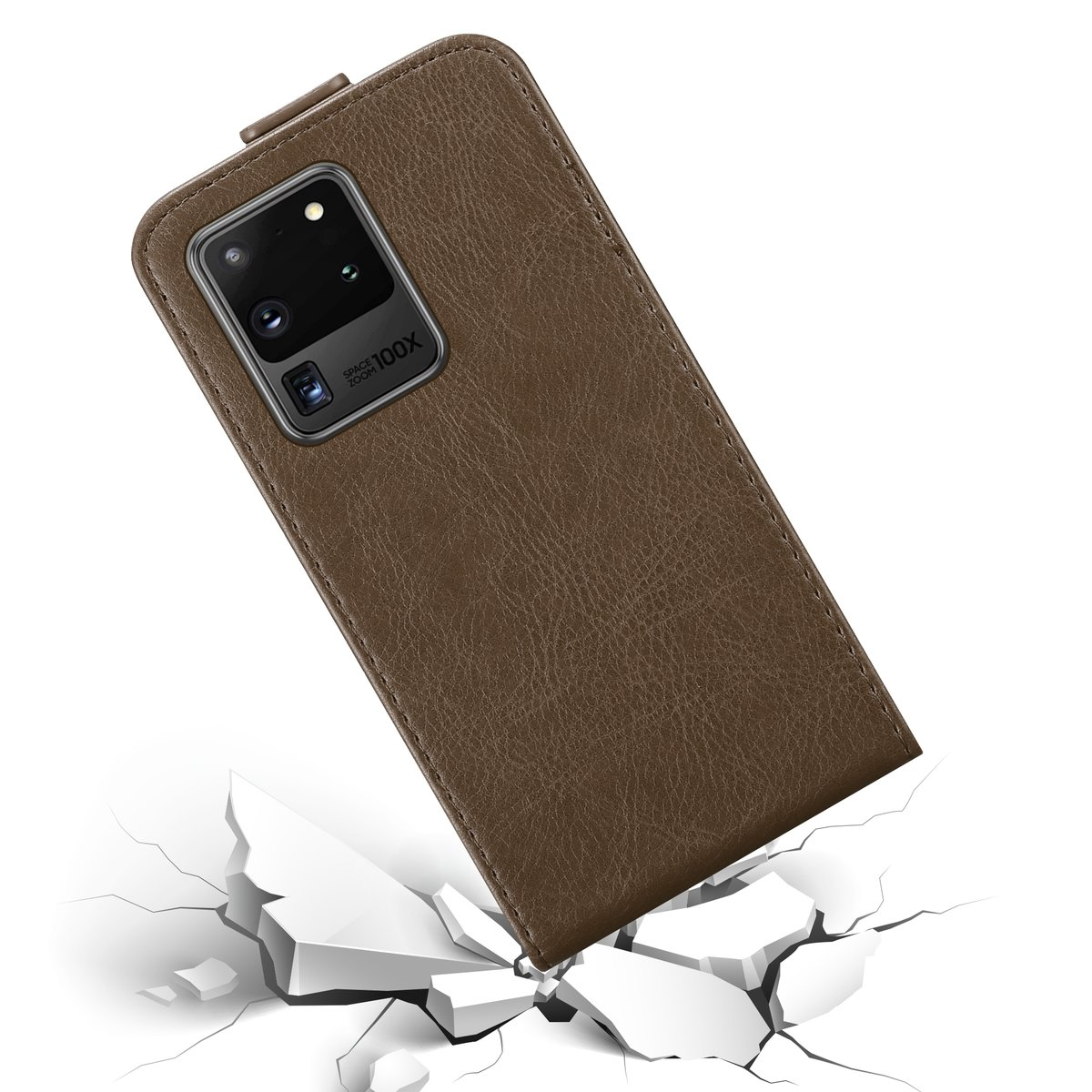 Una custodia per telefono sta cadendo, rompendo il terreno. La custodia è marrone e copre un telefono con più fotocamere.
