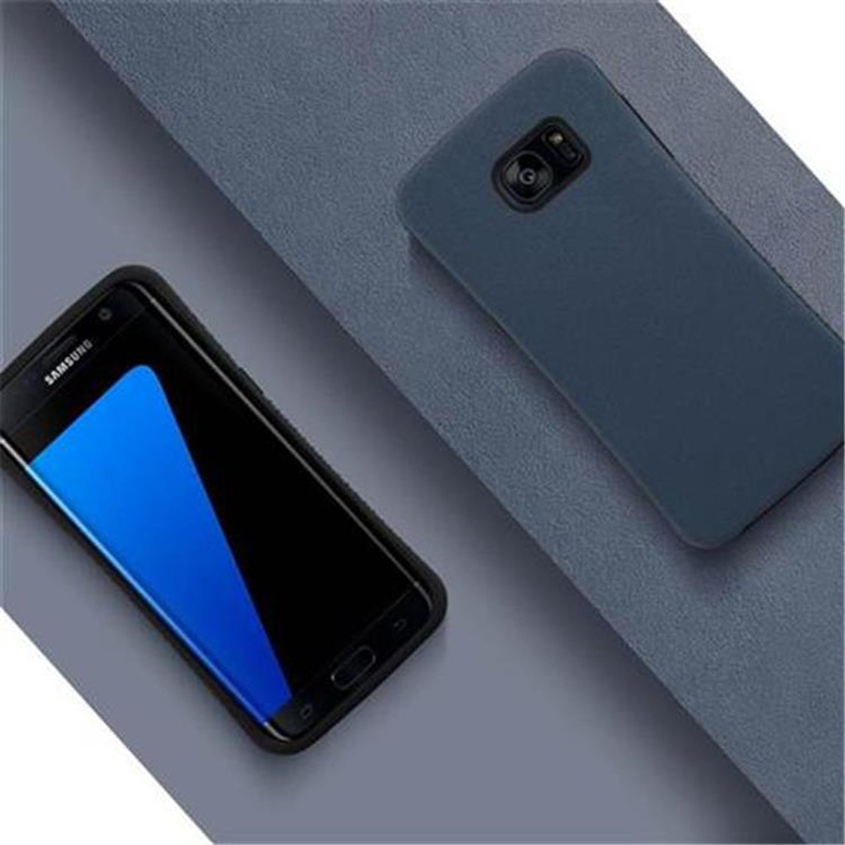 Telefono e custodia. Il telefono è nero con schermo blu. Custodia blu a destra.