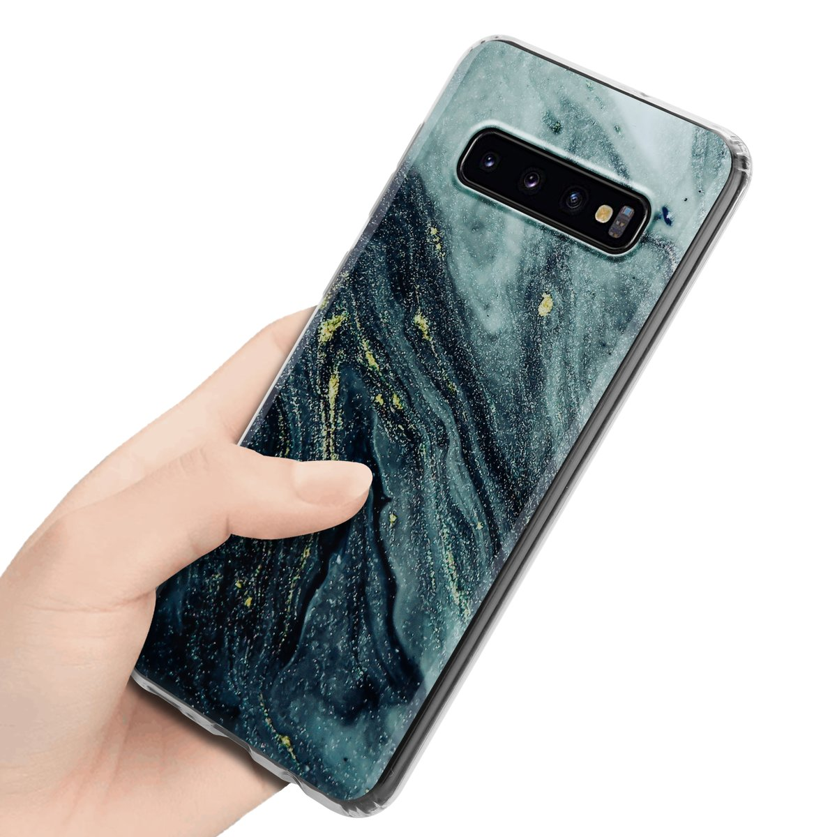 Una mano che tiene una custodia per telefono con un design marmorizzato, sfondo nero con glitter dorati.