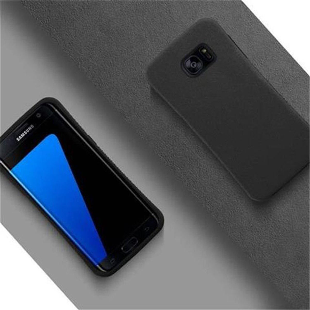 Due telefoni su una superficie grigia. Uno con schermo blu. Telefoni neri e grigio scuro.