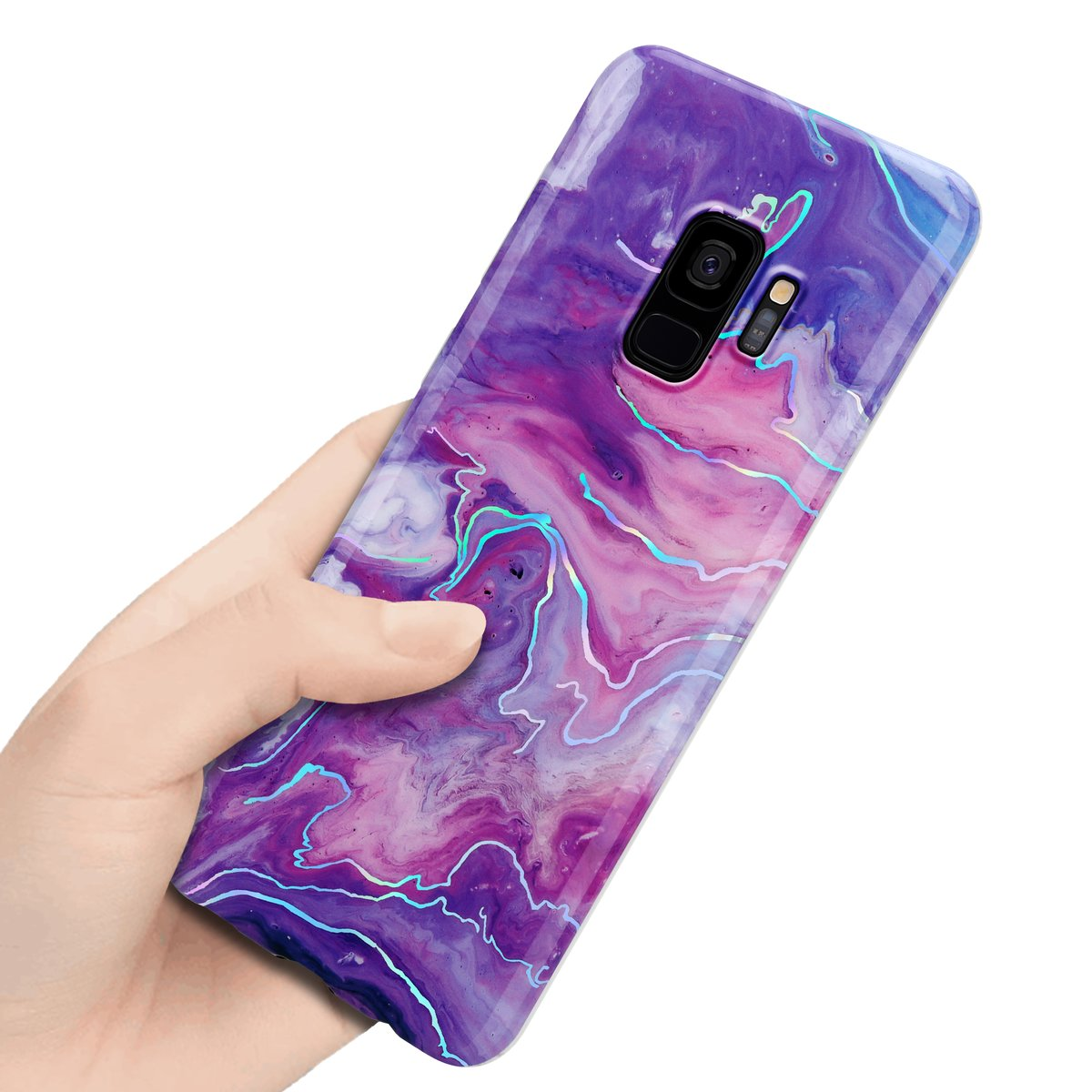Mano che tiene una custodia per telefono con design a marmo viola e accenti blu.