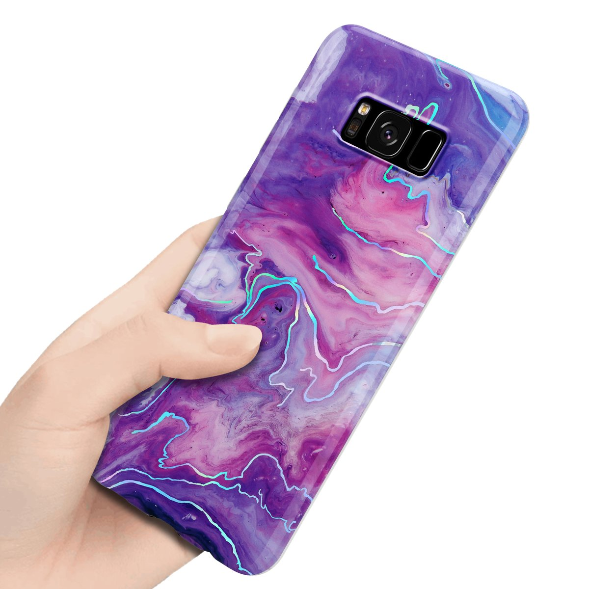 Mano che tiene un telefono con una custodia marmorizzata, viola e rosa. Ha un motivo a vortice.