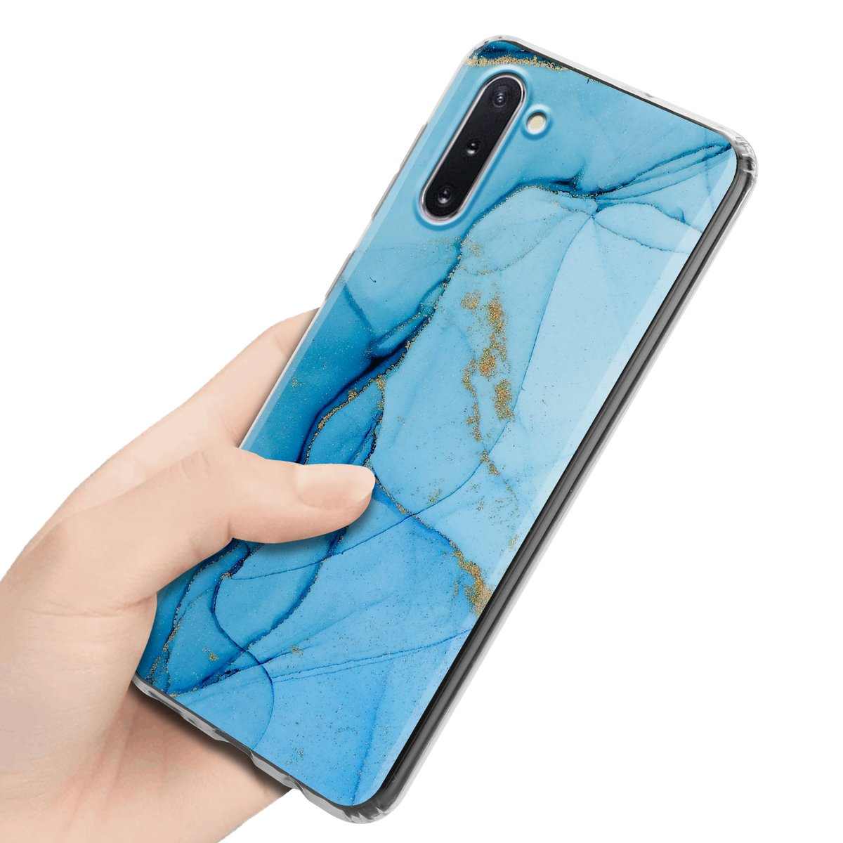 Una mano che tiene un telefono con una custodia con un design blu marmorizzato. Lo sfondo è bianco.