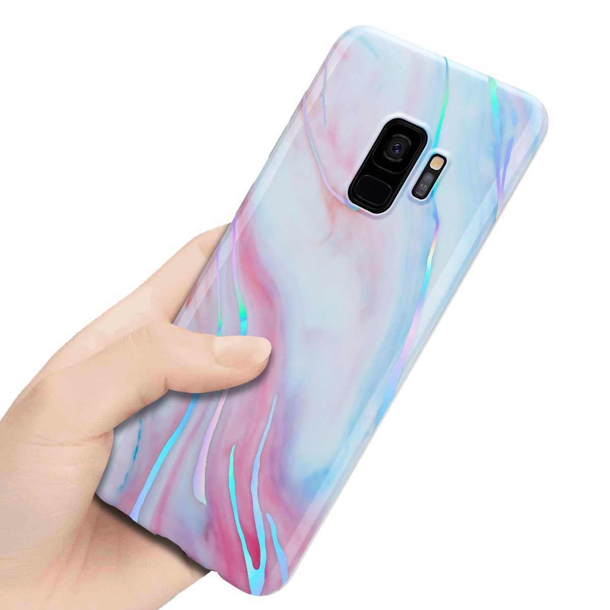 Una mano che tiene un telefono con una custodia marmorizzata. La custodia ha striature blu e rosa.