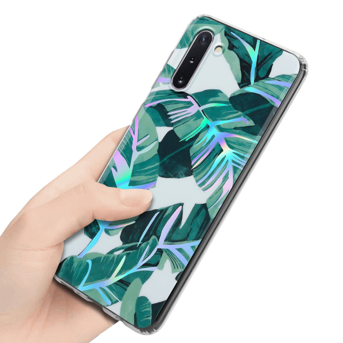 Una mano tiene un telefono con una custodia trasparente che mostra un motivo a foglie con colori verdi e olografici.