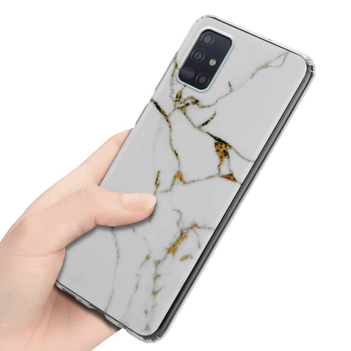 Una mano che tiene una custodia per telefono con un design in marmo bianco con venature dorate su sfondo bianco.