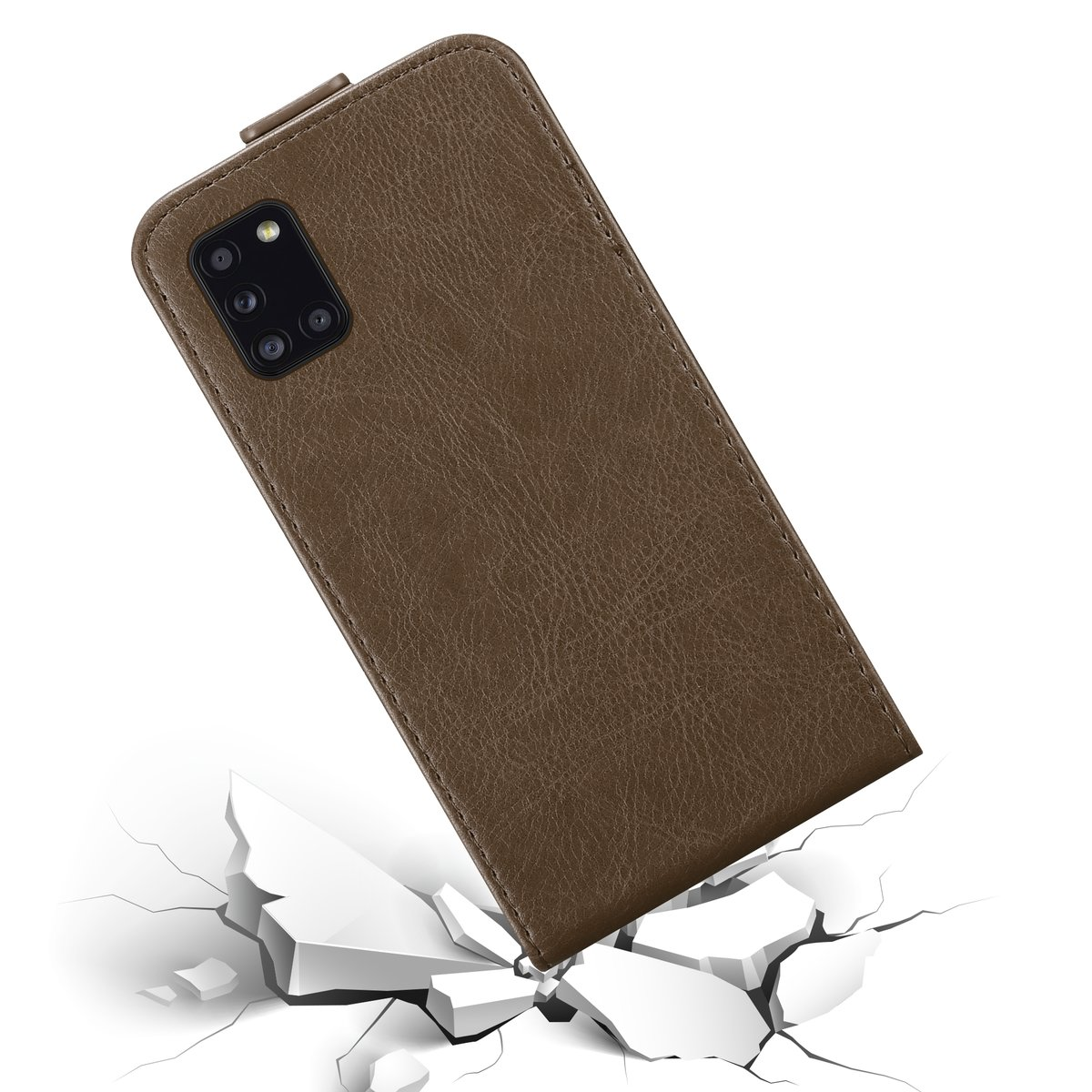 Custodia per telefono in pelle marrone con configurazione multi-fotocamera ed effetto terreno rotto.
