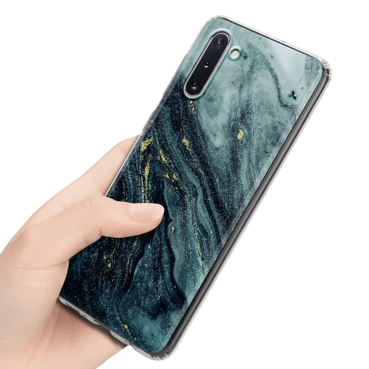 Mano che tiene un telefono in una custodia in marmo verde acqua con venature dorate, ad angolo.
