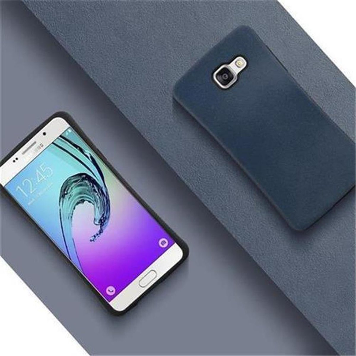 Dos teléfonos, uno con pantalla que muestra 12:45, y otro en funda azul marino.