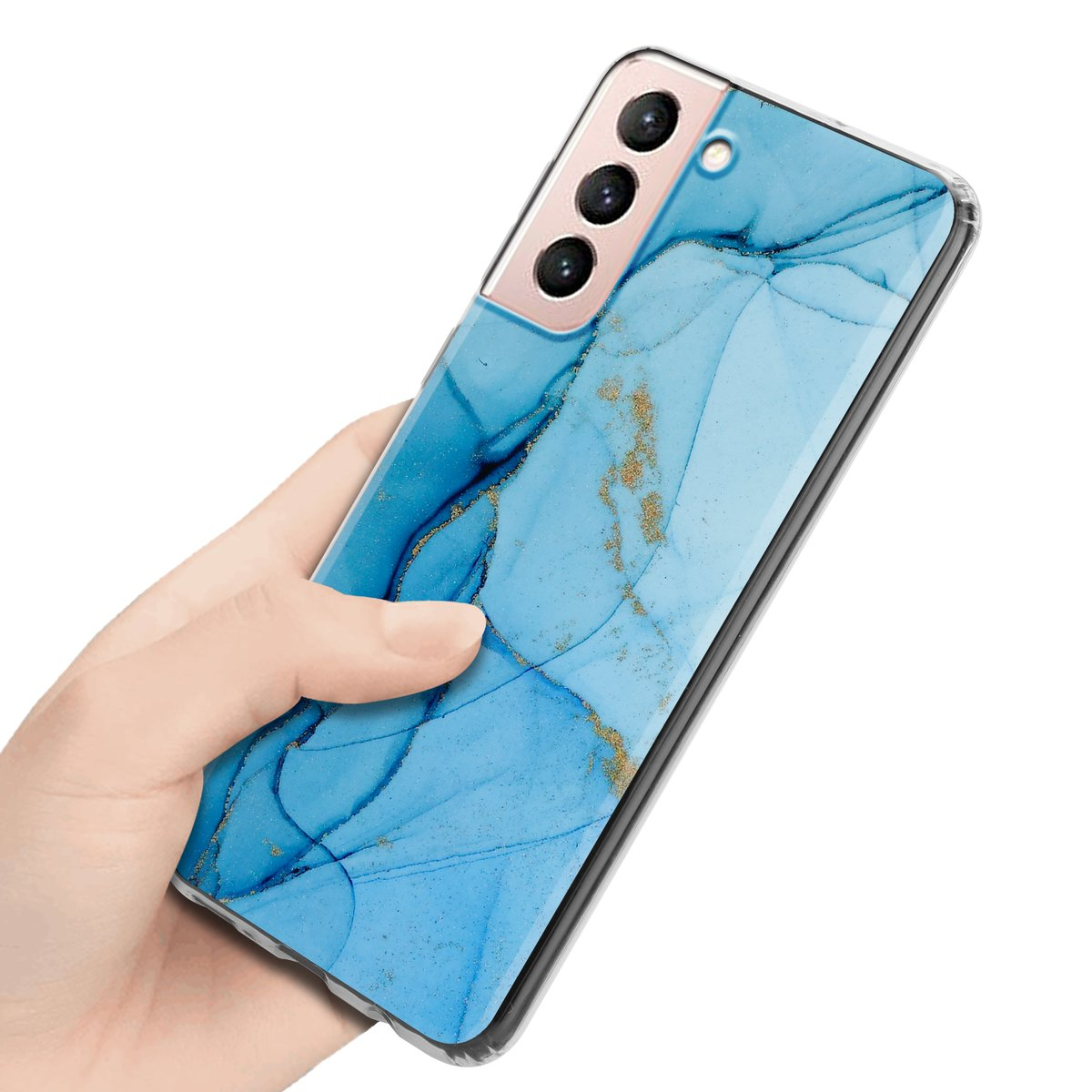 Mano che tiene un telefono in una custodia per telefono in marmo blu. La custodia ha un bordo trasparente e dettagli dorati.