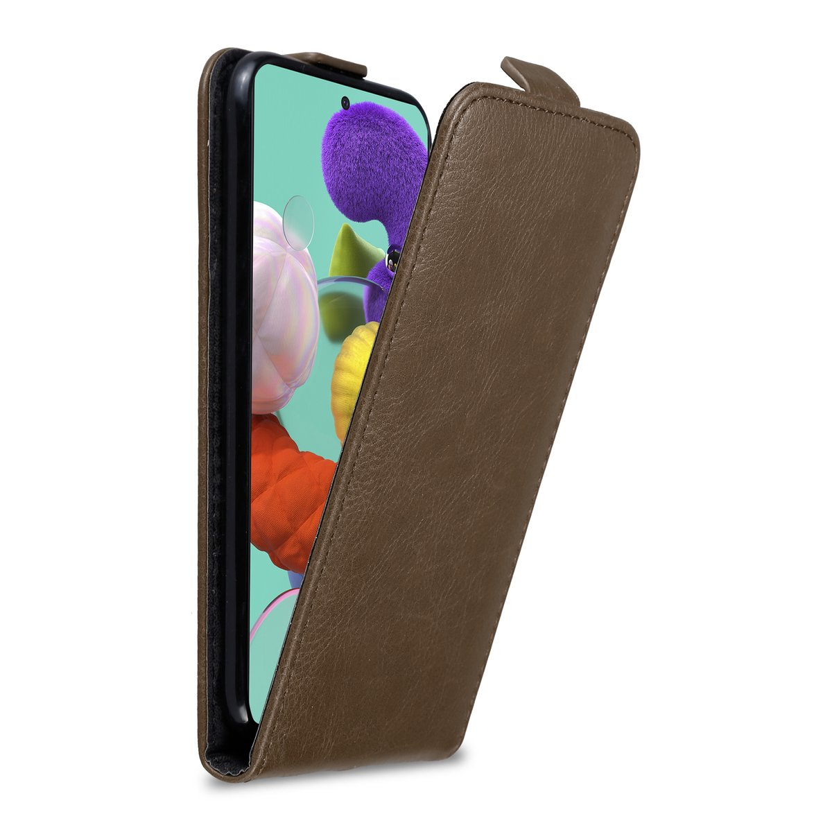 Braune Leder-Handyhülle, geöffnet, zeigt das Telefon. Lila und grüne Farben auf dem Bildschirm. Weißer Hintergrund.