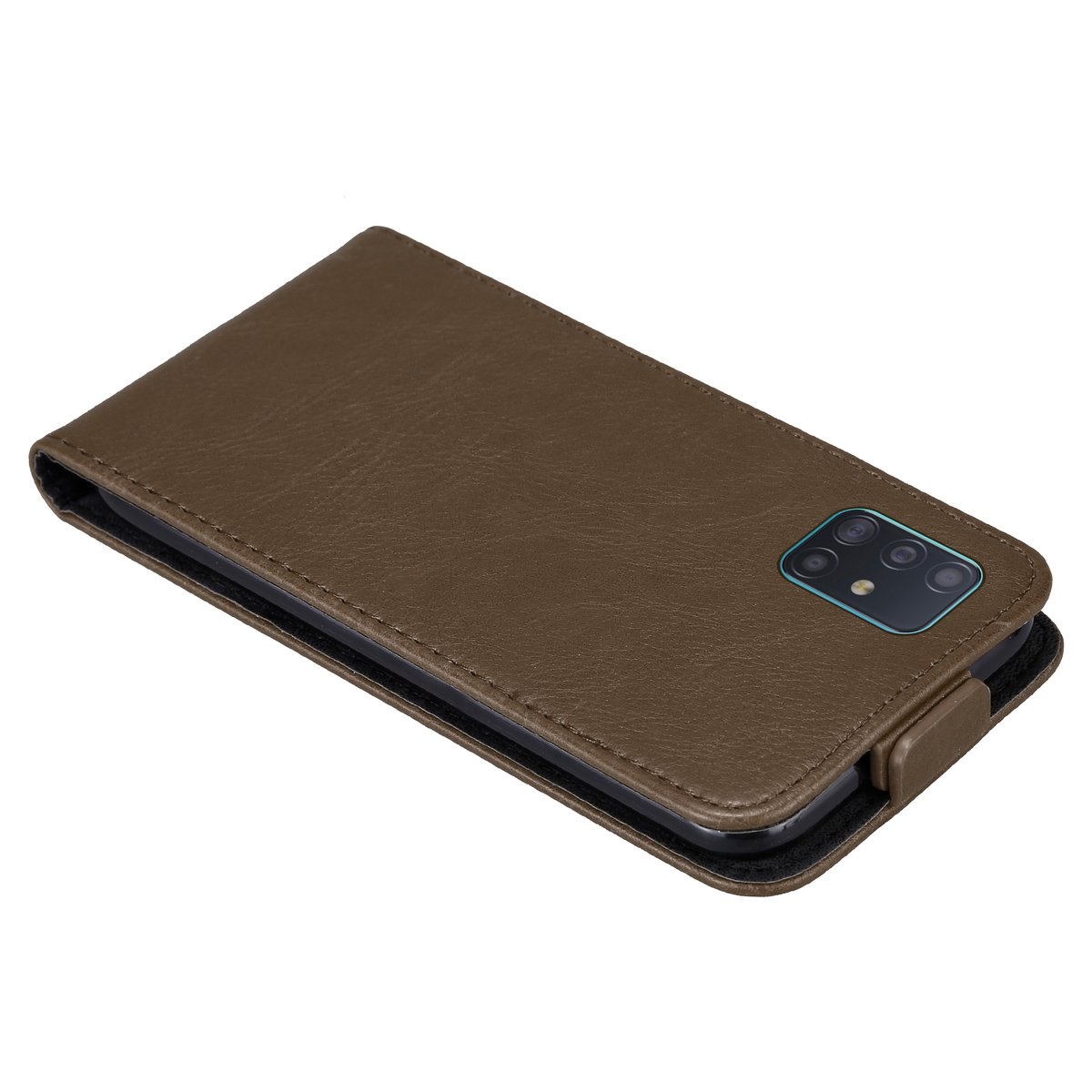 Eine braune Leder-Handyhülle mit einem Telefon darin, offen auf weißer Oberfläche.