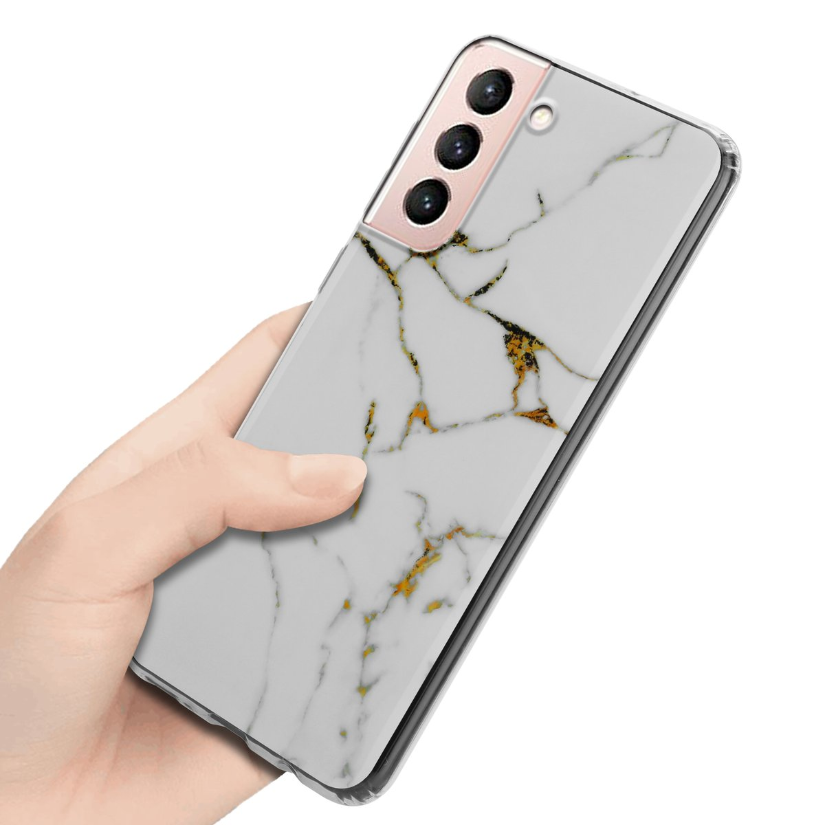 Una mano che tiene un telefono con una custodia con motivo marmoreo. La custodia ha accenti dorati.
