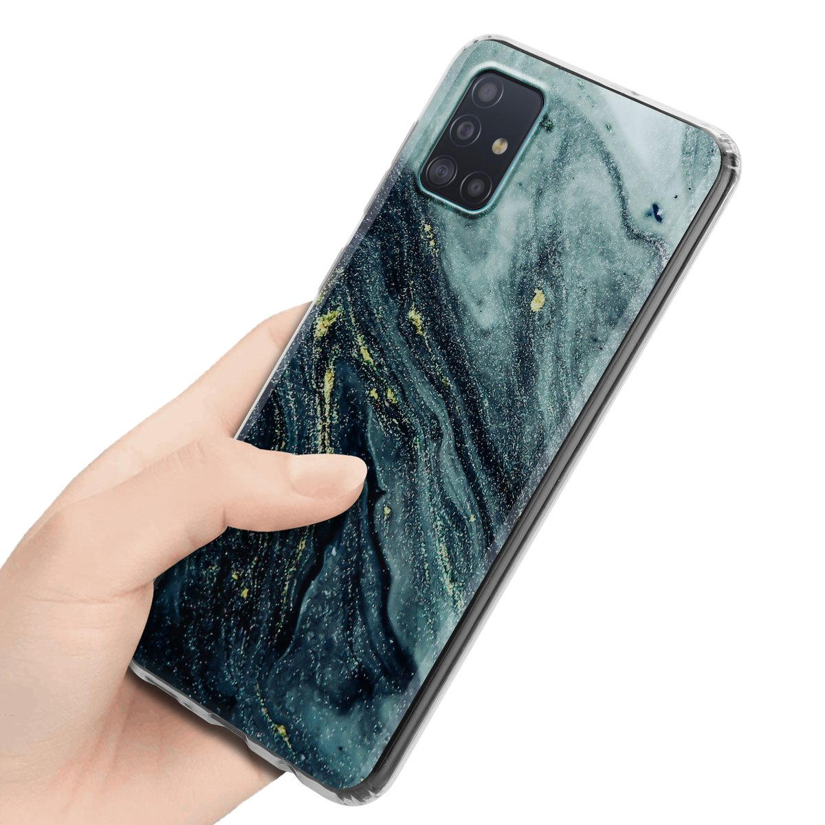 Una mano che tiene una custodia per telefono con un design a marmo. La custodia ha un design verde acqua scuro, oro e trasparente.