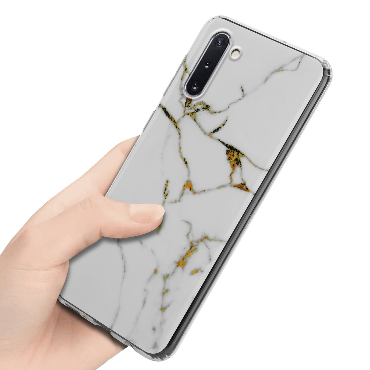 Mano che tiene un telefono. La custodia del telefono è bianca con venature dorate. Il telefono è acceso.