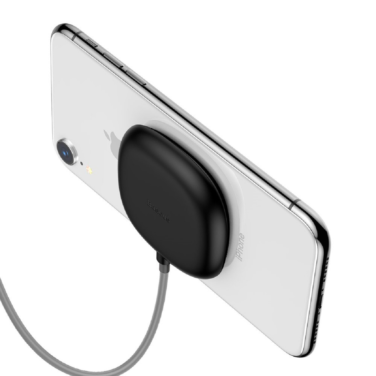 Weißes iPhone mit angebrachtem schwarzem Magnetladegerät. Graues Ladekabel.