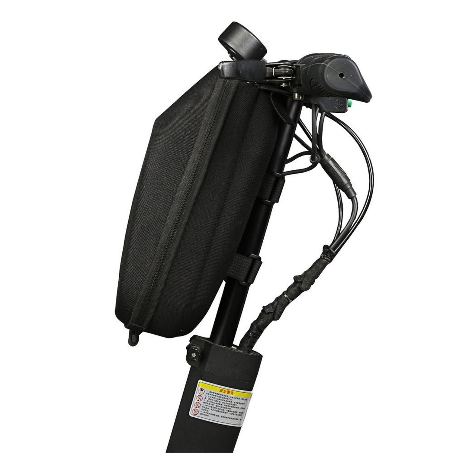 Schwarzer Rollerlenker mit einer schwarzen Tasche. Kabel und Drähte sind sichtbar.